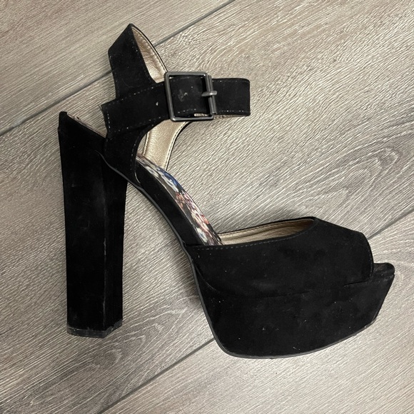 Black heels size 8 - Picture 2 of 4